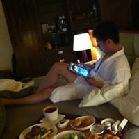 短发侧面男生头像图片_WWW.WHOISQQ.COM