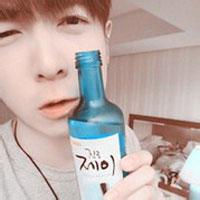 男生酒瓶头像图片_WWW.WHOISQQ.COM