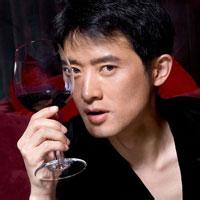男生酒瓶头像图片_WWW.WHOISQQ.COM