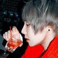 男生酒瓶头像图片_WWW.WHOISQQ.COM
