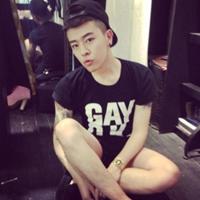 车里遮脸男生头像图片_WWW.WHOISQQ.COM