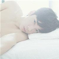 蒙住双眼的男生头像图片_WWW.WHOISQQ.COM