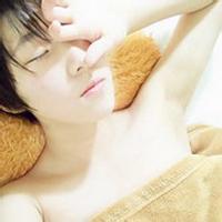 蒙住双眼的男生头像图片_WWW.WHOISQQ.COM
