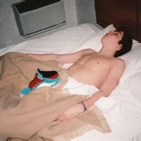 蒙住双眼的男生头像图片_WWW.WHOISQQ.COM