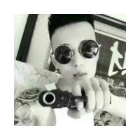 仰天大笑男生qq头像图片_WWW.WHOISQQ.COM