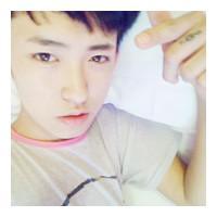 男生手拿杜蕾斯头像图片_WWW.WHOISQQ.COM