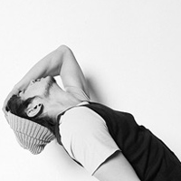 男生手拿杜蕾斯头像图片_WWW.WHOISQQ.COM