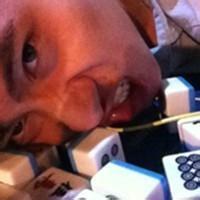 男生手拿杜蕾斯头像图片_WWW.WHOISQQ.COM