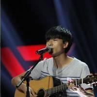 抱着吉他男生动漫头像图片_WWW.WHOISQQ.COM