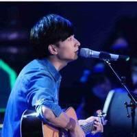 抱着吉他男生动漫头像图片_WWW.WHOISQQ.COM
