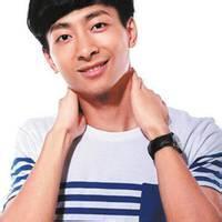 抱着吉他男生动漫头像图片_WWW.WHOISQQ.COM