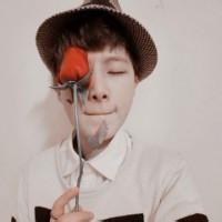 男生头像图片跪着拿玫瑰的_WWW.WHOISQQ.COM