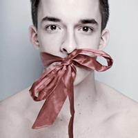 压抑的男生头像图片_WWW.WHOISQQ.COM