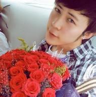 手捧鲜花男生头像图片_WWW.WHOISQQ.COM