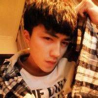 手捧鲜花男生头像图片_WWW.WHOISQQ.COM