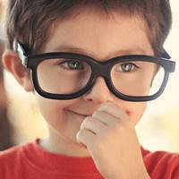 手捧鲜花男生头像图片_WWW.WHOISQQ.COM