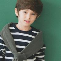 手捧鲜花男生头像图片_WWW.WHOISQQ.COM