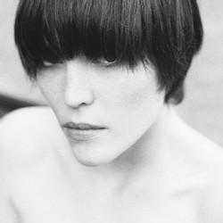 长发黑白男生头像图片_WWW.WHOISQQ.COM