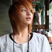 忧郁长发男生头像图片_WWW.WHOISQQ.COM