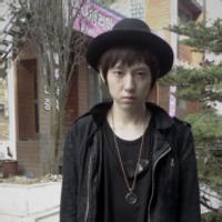 忧郁长发男生头像图片_WWW.WHOISQQ.COM