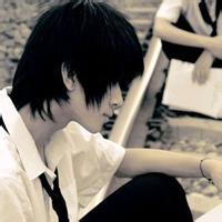 忧郁长发男生头像图片_WWW.WHOISQQ.COM