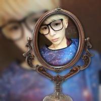 黑白男生画中画头像图片_WWW.WHOISQQ.COM