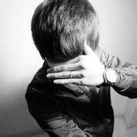 黑白男生画中画头像图片_WWW.WHOISQQ.COM