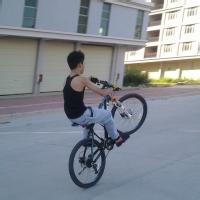 骑单车的男生qq头像图片_WWW.WHOISQQ.COM