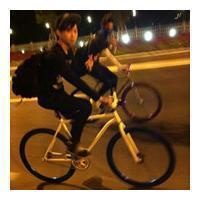 骑单车的男生qq头像图片_WWW.WHOISQQ.COM