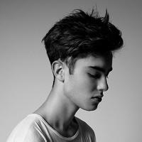 qq头像图片男生帅黑白_WWW.WHOISQQ.COM