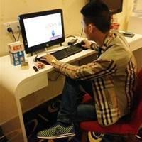 qq头像图片男生坐在船上的_WWW.WHOISQQ.COM