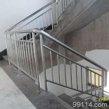 男生靠栏杆头像图片_WWW.WHOISQQ.COM