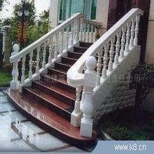 男生靠栏杆头像图片_WWW.WHOISQQ.COM