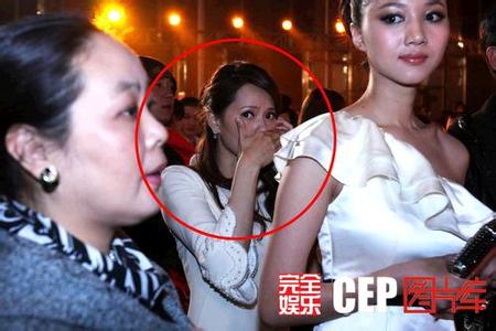 男生靠墙捂脸头像图片_WWW.WHOISQQ.COM