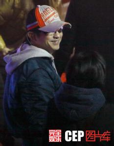 男生靠墙捂脸头像图片_WWW.WHOISQQ.COM