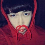 qq头像图片男生捂嘴笑_WWW.WHOISQQ.COM