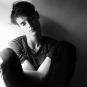 qq头像图片黑白安静男生_WWW.WHOISQQ.COM