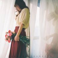 捧花遮脸男生qq头像图片_WWW.WHOISQQ.COM