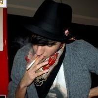 黑色成熟男生头像图片_WWW.WHOISQQ.COM