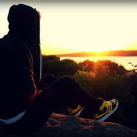 背影全身照头像图片男生_WWW.WHOISQQ.COM