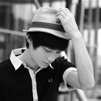 男生黑白有帽子头像图片_WWW.WHOISQQ.COM
