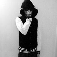 男生黑白有帽子头像图片_WWW.WHOISQQ.COM