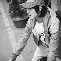 男生黑白有帽子头像图片_WWW.WHOISQQ.COM