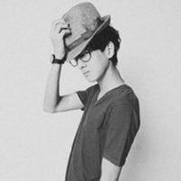 男生黑白有帽子头像图片_WWW.WHOISQQ.COM