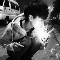 qq头像图片男生学生背景_WWW.WHOISQQ.COM