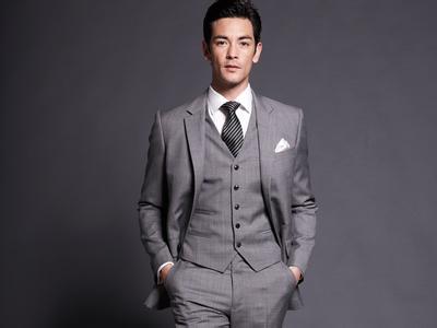 男生灰白西服头像图片_WWW.WHOISQQ.COM
