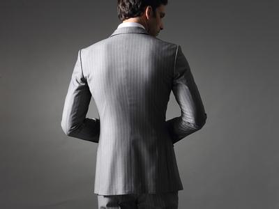 男生灰白西服头像图片_WWW.WHOISQQ.COM