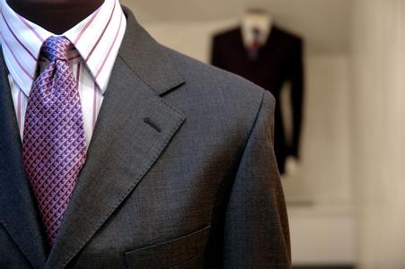 男生灰白西服头像图片_WWW.WHOISQQ.COM