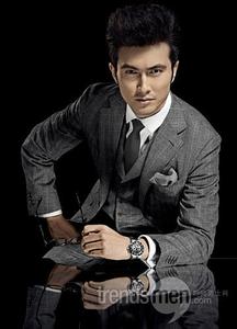 男生灰白西服头像图片_WWW.WHOISQQ.COM