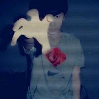 男生捧玫瑰花头像图片_WWW.WHOISQQ.COM